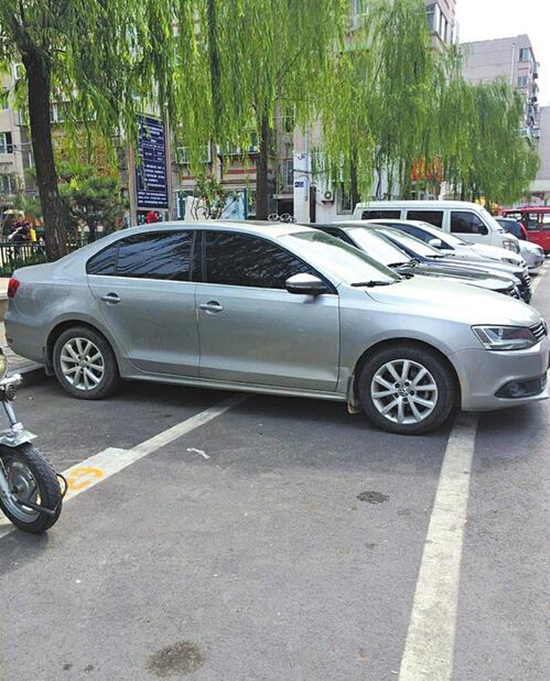 济南市民路边停车遭遇随意收费 相关部门:研究后回复