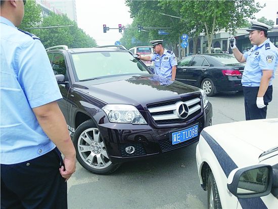 奔驰越线停车拒绝接受检查 顶着民警前行数米